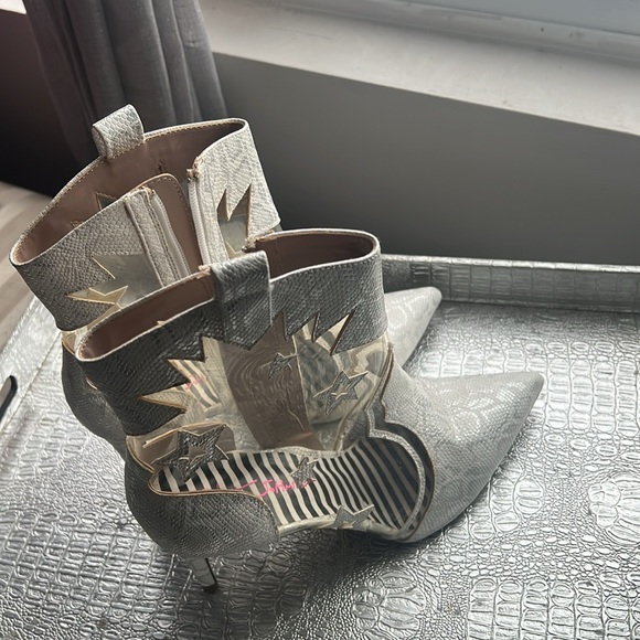 Star-Studded White Ankle Boots - Picture 2 of 5